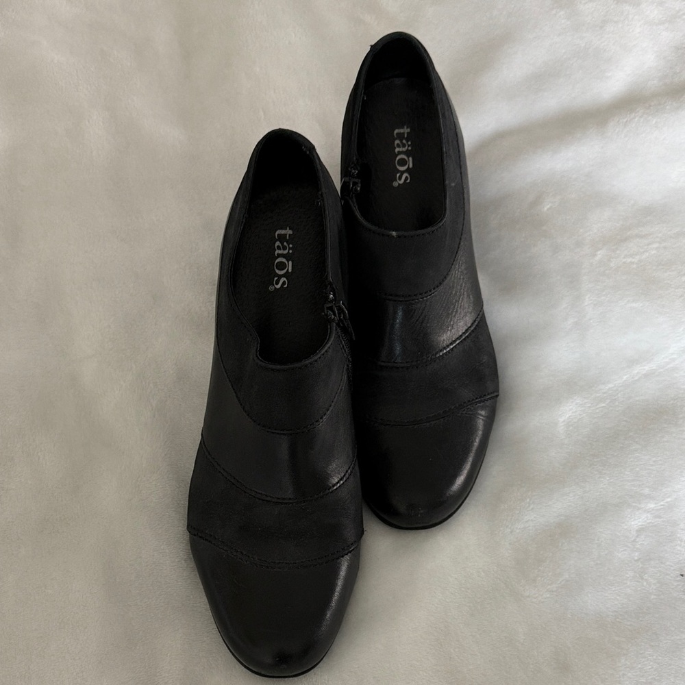 Taos Footwear Women's Black Booties